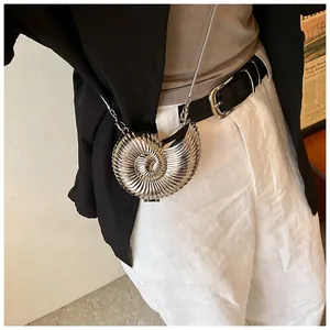 Detailaufnahme einer silbernen Hard-Shell-Umhängetasche in Muschelform mit Schlangenkette