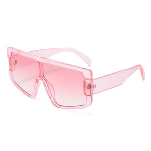 Große Sonnenbrille mit rosa Farbverlauf und transparentem Rahmen aus seitlicher Sicht