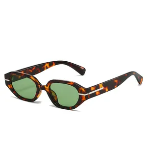 Lunettes de soleil ovales rétro écaillées avec verres verts et accents en T dorés