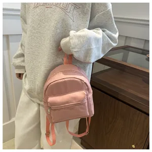 Mini mochila rosa de nailon al hombro con correas ajustables para salidas casuales