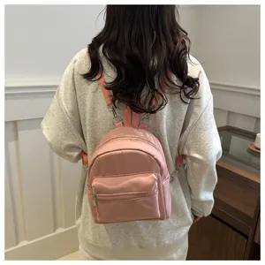 Mini mochila rosa de nailon para mujer, vista trasera con correas ajustables