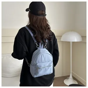 Vista de detalle de la mini mochila de nailon impermeable con correas ajustables