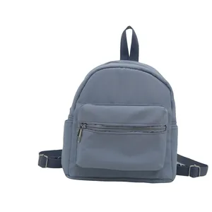 Mochila pequeña gris azulado impermeable minimalista con múltiples bolsillos para uso diario