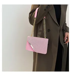 Detailansicht der rosa Glitzer-Tasche mit goldener Metallkante und Kettenriemen
