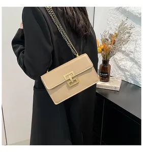 Modische Damen Umhängetasche in Beige aus PU Leder mit edler goldener Kette und Metallverschluss.