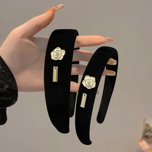 Cerchietto lussuoso in velluto nero con fiore di camelia e ciondolo dorato handmade