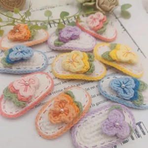 Détail de barrettes fleurs en laine crochetées à la main avec perles et couleurs douces