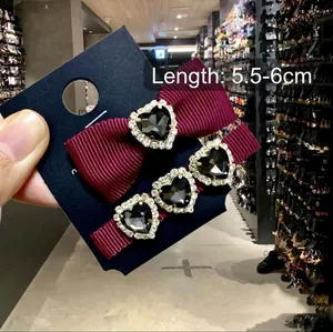 Set fermagli per capelli in raso bordeaux con cuori di strass e base metallica