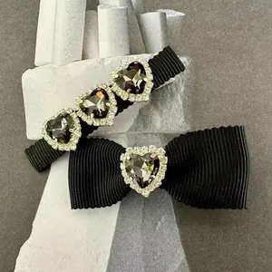 Elegante set di fermagli per capelli neri con strass a cuore e dettaglio a fiocco