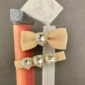 Set di fermagli per capelli con cuori in strass e nastro beige in finitura metallica