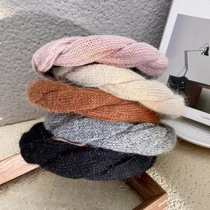 Lot de cinq serre-têtes en maille torsadée aux couleurs pastel et neutres douces