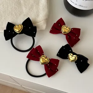 Samt-Haarschleifen mit Herz-Anhängern in Schwarz und Burgund für elegante Zöpfe