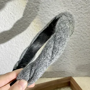 Gros plan du bandeau en tricot gris avec texture pelucheuse et doublure intérieure noire