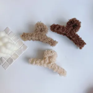 Haarklammern-Set aus Kunstpelz in Braun und Beige mit weicher Plüsch-Wintertextur