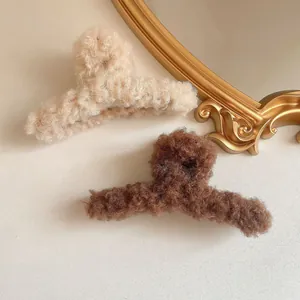 Winterliche Plüsch-Haarklammern in Beige und Dunkelbraun mit weicher Kunstfell-Textur