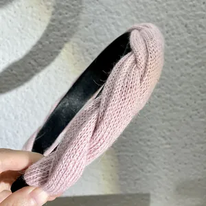Gros plan du bandeau tricoté rose avec motif torsadé et doublure noire de qualité