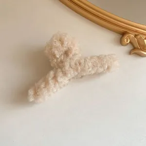 Detailansicht einer cremefarbenen Plüsch-Haarklammer mit weicher Kunstpelz-Textur