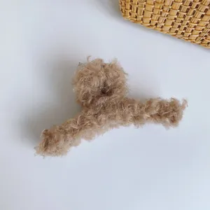 Nahaufnahme einer braunen Plüsch-Haarklammer mit weicher Kunstfell-Textur