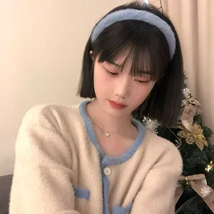 Diadema de felpa azul claro de piel sintética suave para un look dulce y minimalista