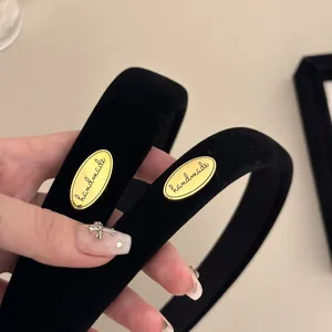 Serre-tête classique en velours noir pour femme avec emblème en métal doré fait main