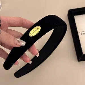 Serre-tête chic en velours noir avec plaque métallique dorée pour coiffure féminine
