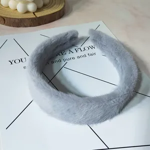 Primer plano de la diadema de felpa gris que muestra su textura suave y piel sintética