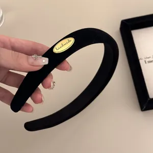 Serre-tête classique en velours noir rembourré avec emblème doré fait main pour femme