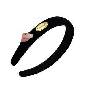 Serre-tête rembourré en velours noir avec étiquette métallique dorée style rétro élégant