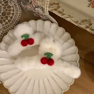 Winter Plüsch Haarklammern Set mit Kirschmotiv aus weichem weißem Kunstpelz für Damen