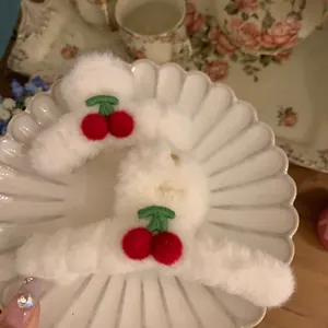 Plüsch Haarspange in Weiß mit süßer Kirschverzierung für winterliche Haarstylings