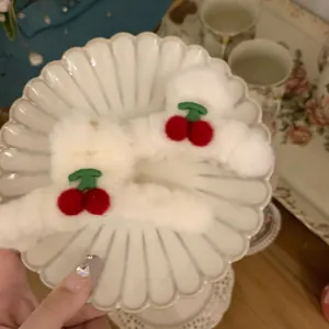 Süße weiße Plüsch-Haarklammern mit roten Kirsch-Schleifen für herbstliche Winter-Looks