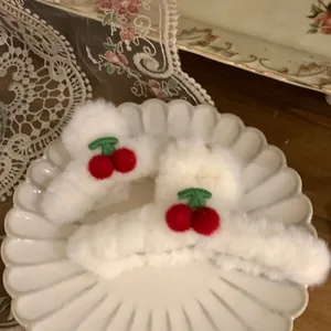 Süße Weiße Plüsch Haarkralle Mit Roter Kirsche Muster Weichem Kunstfell Winter Haarschmuck Für Damen Mädchen