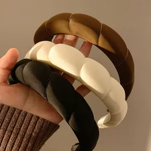 Set di cerchietti in spugna satinata spessa nei colori marrone scuro, crema e nero opaco