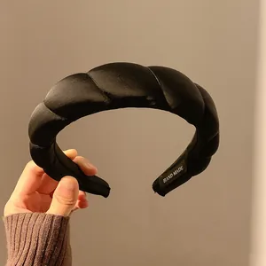 Vista dettagliata della fascia in raso nero con etichetta fatta a mano interna