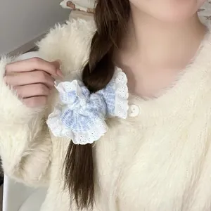 Chouchou en tricot bleu et blanc avec bordure en dentelle brodée pour coiffures d'automne