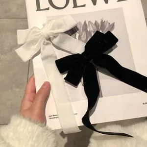 Barrettes à cheveux élégantes en velours blanc crème et noir avec de longs rubans