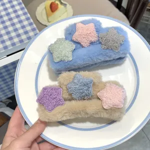 Set di mollette per capelli a stella in finta pelliccia di coniglio crema e blu