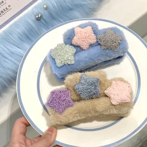 Pinze per capelli in pelliccia sintetica con stelle color crema, blu e cammello