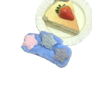 Graziosa pinza per capelli in peluche blu con stelle decorative e pelliccia sintetica