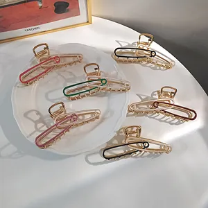 Metalen haarklemmen in de vorm van een paperclip in verschillende kleuren