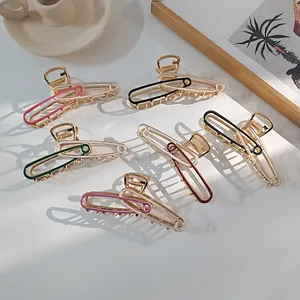 Bovenaanzicht van grote metalen paperclip haarklemmen in zes glanzende kleuren