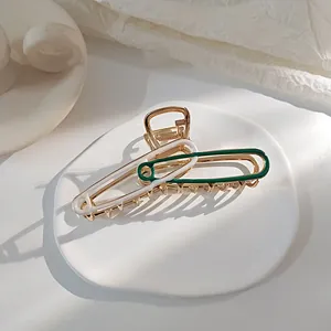 Detail van metalen haarklem met creatief veiligheidsspeldontwerp en emaille afwerking