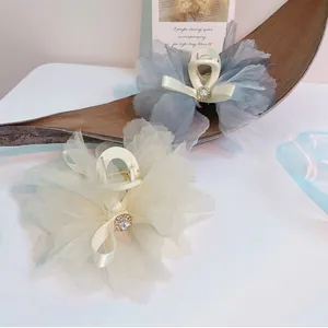 Pinzas para el pelo de flores grandes con pétalos de tela fina y lazos de strass