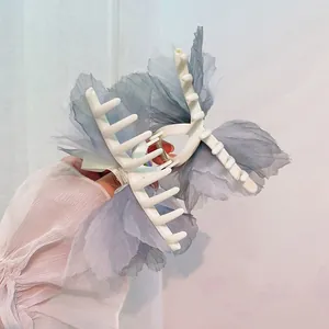 Pinza grande para el cabello con flor de gasa en degradado azul para mujer