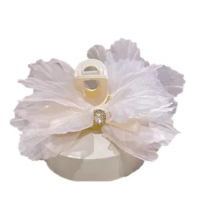 Pinza de pelo crema grande con flor de organza blanca y cristal en el centro