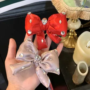 Fermaglio per capelli a fiocco in raso rosa con strass scintillanti e cristalli a cuore