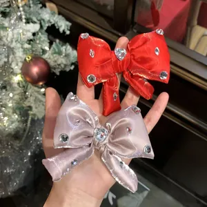 Mollette per capelli a fiocco in raso rosa e rosso con strass a forma di cuore