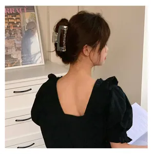 Detail einer großen Haarklammer mit Schildpattmuster für eine elegante Hochsteckfrisur