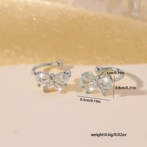 Makro-Detail des silbernen Schleifen-Ear-Cuffs mit Zirkonia und U-förmigem Design