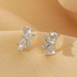 Makroaufnahme von Schmetterlingsohrstecker mit Zirkonia und silberfarbenem Metallfinish